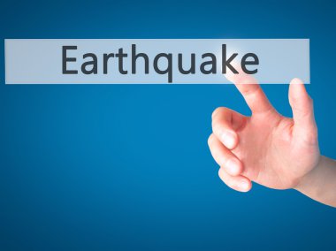 Deprem - arka plan bulanık concep üzerinde bir düğmeye basarak el