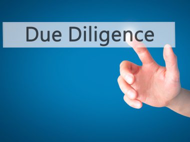 Durum tespiti - arka plan bulanık con üzerinde bir düğmeye basarak el