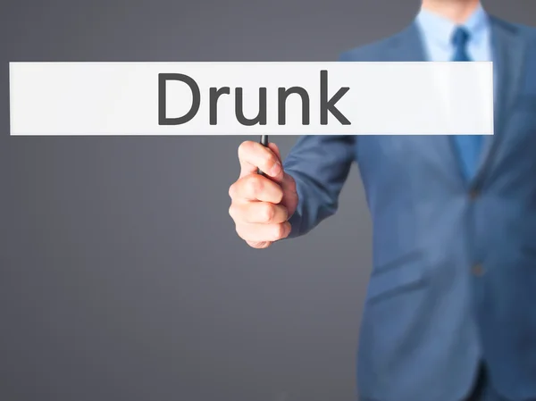 Μεθυσμένος - επιχειρηματίας χέρι κρατάει πινακίδα — Φωτογραφία Αρχείου