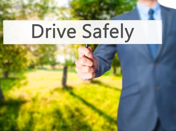 Conduce con seguridad - Empresario mano sosteniendo el cartel —  Fotos de Stock