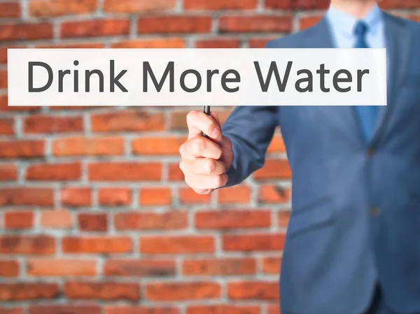 Beber más agua - Empresario mano sosteniendo cartel — Foto de Stock