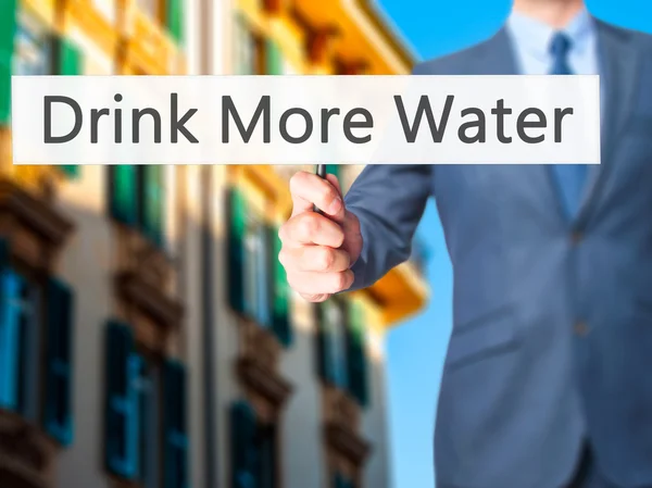 Pić więcej wody - biznesmen ręka trzyma znak — Zdjęcie stockowe