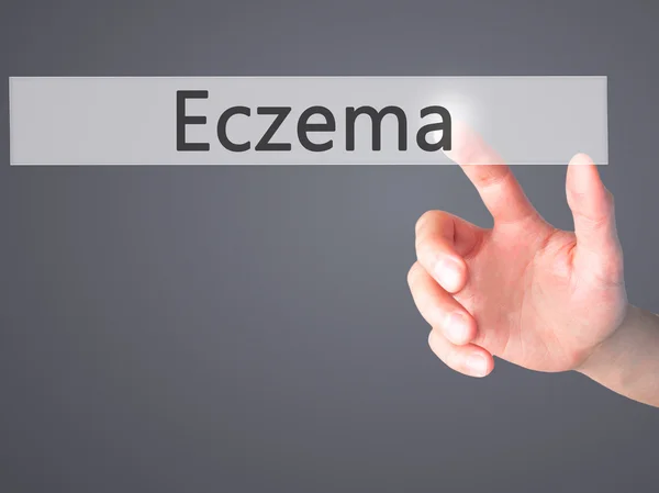 Eczema - Mão pressionando um botão no conceito de fundo borrado em — Fotografia de Stock