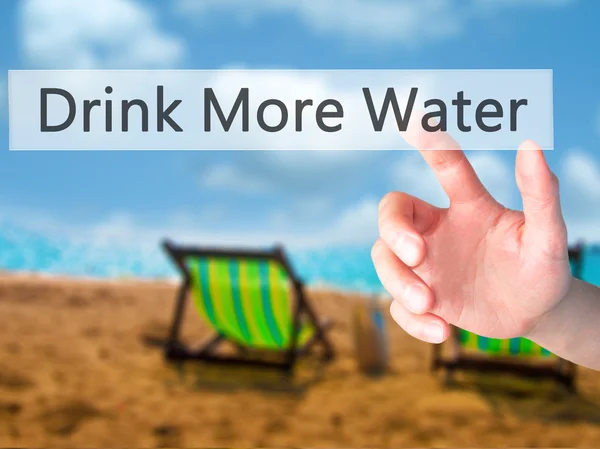 Пейте больше воды - вручную нажмите кнопку на размытом фоне — стоковое фото
