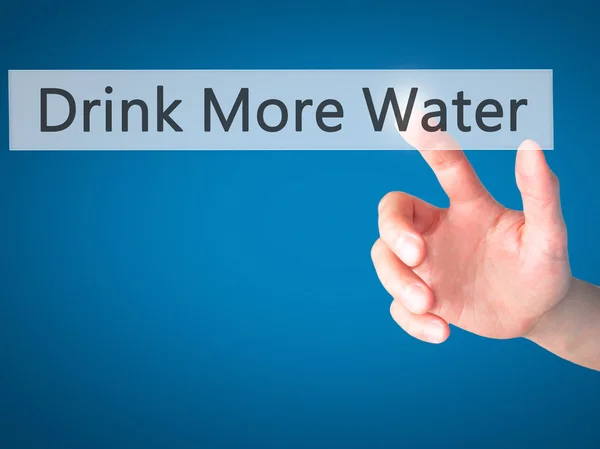 Pić więcej wody - ręcznie naciskając przycisk na niewyraźne tło — Zdjęcie stockowe