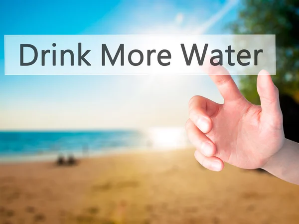 Beber más agua - Mano presionando un botón sobre fondo borroso — Foto de Stock