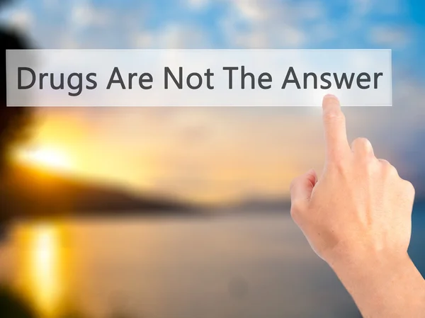 Las drogas no son la respuesta - Mano presionando un botón en bac borrosa —  Fotos de Stock