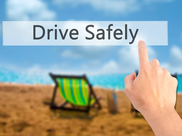 Guidare in modo sicuro - Mano premendo un pulsante su sfondo sfocato conc — Foto Stock