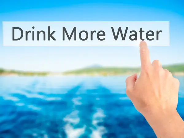 Beber más agua - Mano presionando un botón sobre fondo borroso — Foto de Stock
