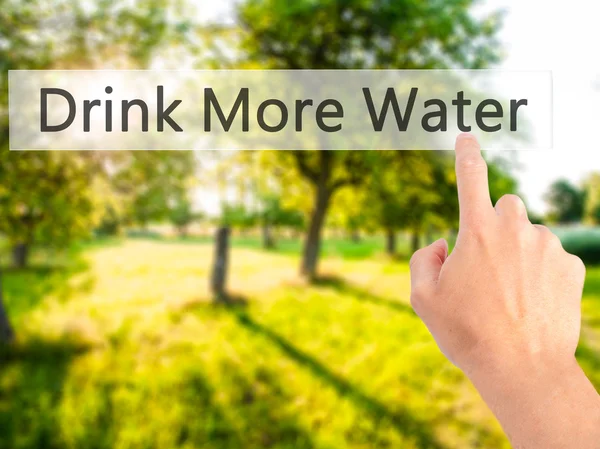 Beber más agua - Mano presionando un botón sobre fondo borroso — Foto de Stock