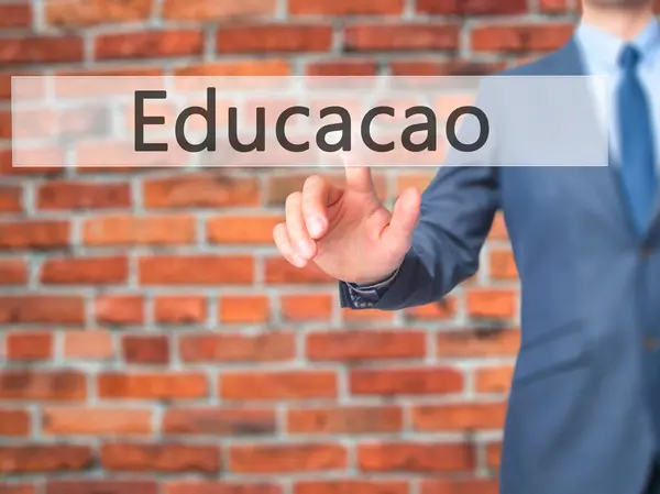 Educaco (edukacja w języku portugalskim) - biznesmen ręcznie naciskając bu — Zdjęcie stockowe