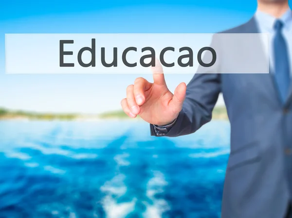 Educaco (Educación en Portugués) - Empresario mano presionando bu — Foto de Stock