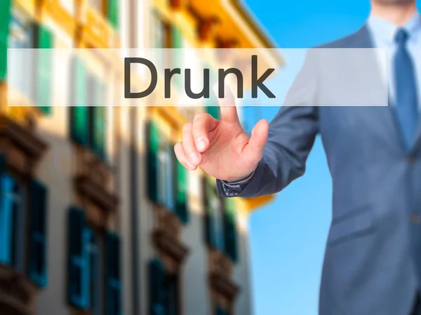 Dronken-zakenman handdrukken knop op touch screen interfa — Stockfoto