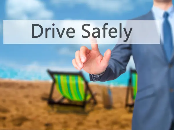 Conduce con seguridad - Empresario botón de mano en la pantalla táctil —  Fotos de Stock