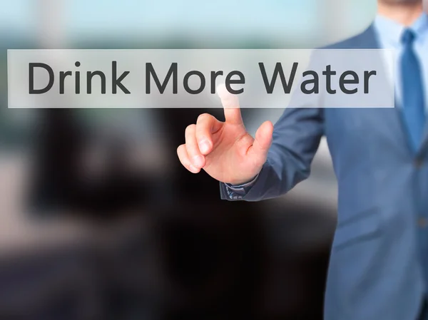 より多くの水を飲む - ビジネスマンの手がタッチスクにボタンを押す — ストック写真