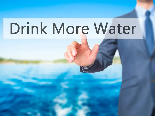 Beber más agua - Empresario pulsar el botón de la mano en el tacto scr — Foto de Stock
