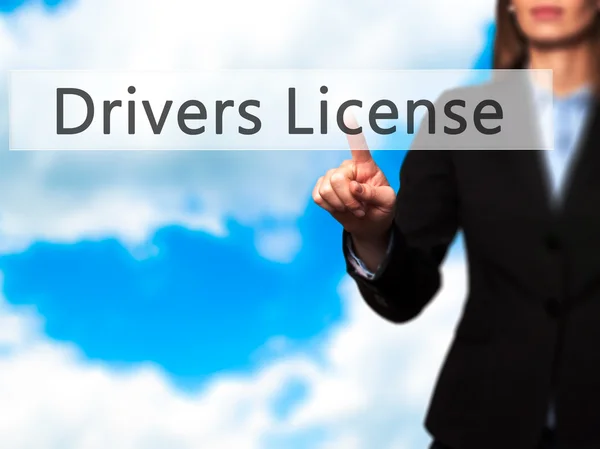 Licencia de conducir - Businesswoman pulsar el botón de mano en el tacto sc — Foto de Stock