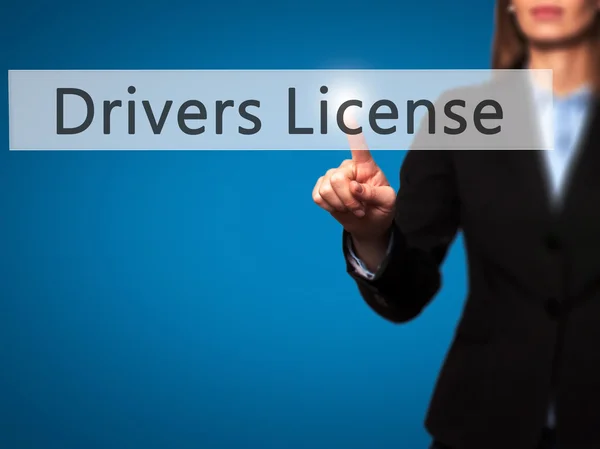 Licencia de conducir - Businesswoman pulsar el botón de mano en el tacto sc —  Fotos de Stock
