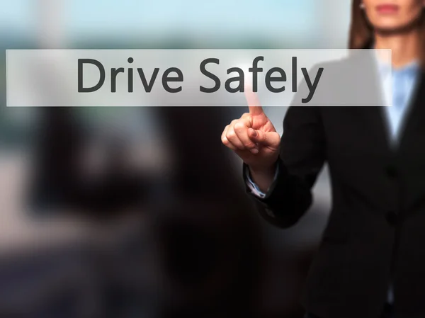 Köra säkert - affärskvinna hand att trycka på knappen på touch skä — Stockfoto