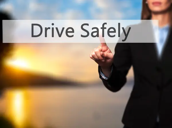Conduce con seguridad - Businesswoman pulsar el botón de la mano en touch scre —  Fotos de Stock