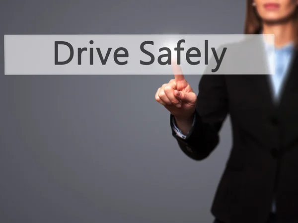 Jedź bezpiecznie - bizneswoman ręcznie naciskając przycisk na dotyk scre — Zdjęcie stockowe