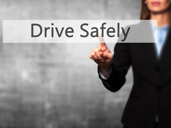 Conduce con seguridad - Businesswoman pulsar el botón de la mano en touch scre —  Fotos de Stock