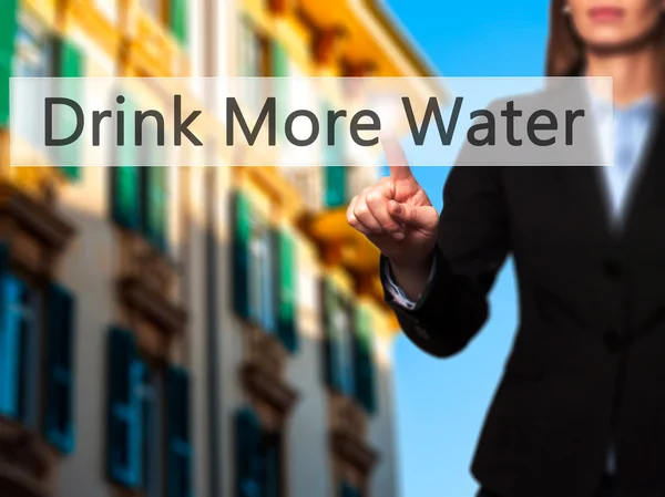 Pić więcej wody - bizneswoman ręcznie naciskając przycisk na touch s — Zdjęcie stockowe