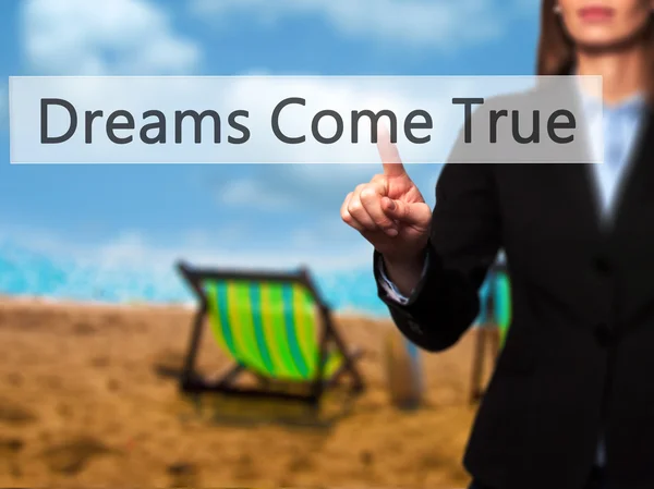 Dreams Come True - affärskvinna hand att trycka på knappen på touch s — Stockfoto