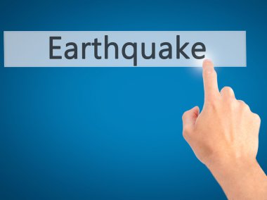 Deprem - arka plan bulanık concep üzerinde bir düğmeye basarak el