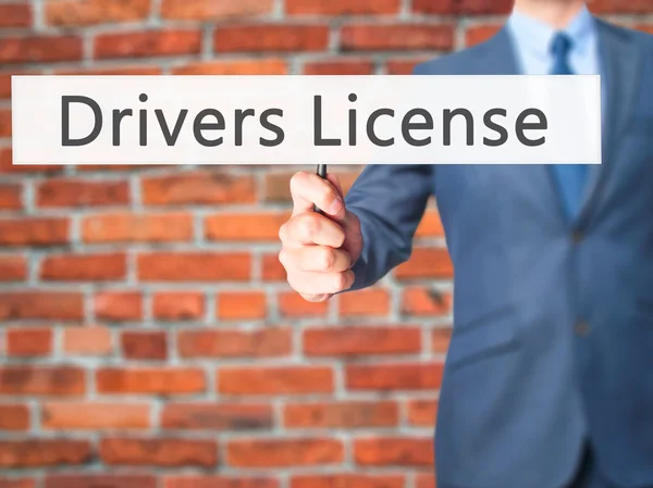 Άδεια οδήγησης - επιχειρηματίας χέρι κρατάει πινακίδα — Φωτογραφία Αρχείου