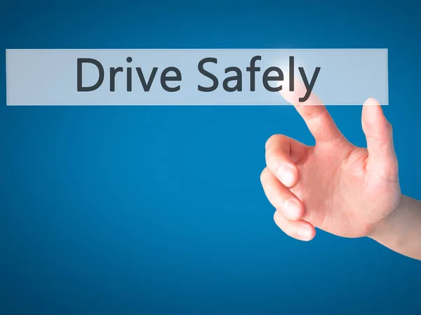 Conduce con seguridad - Mano presionando un botón en el cono de fondo borroso —  Fotos de Stock