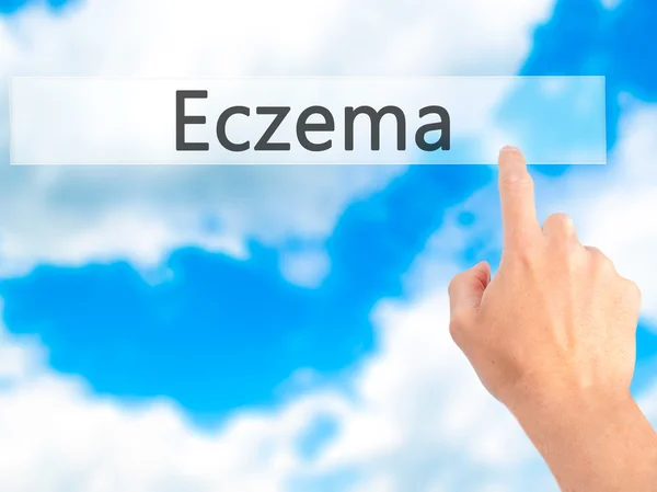Eczema - Mano presionando un botón sobre el concepto de fondo borroso en — Foto de Stock
