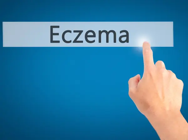 Eczema - Mano presionando un botón sobre el concepto de fondo borroso en — Foto de Stock