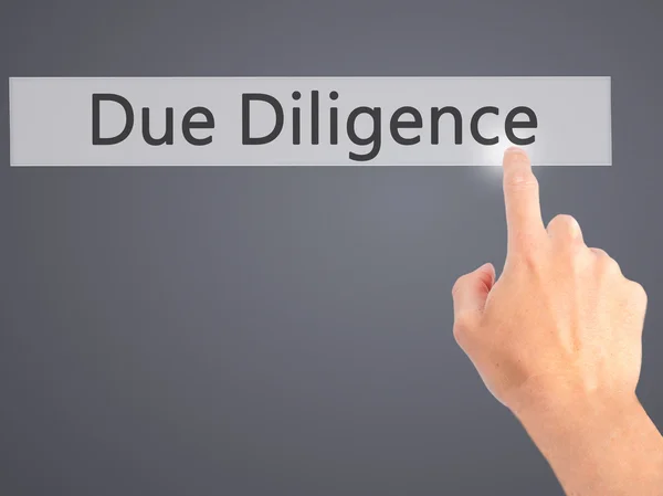 Diligence raisonnable - Appuyer à la main sur un bouton sur fond flou con — Photo