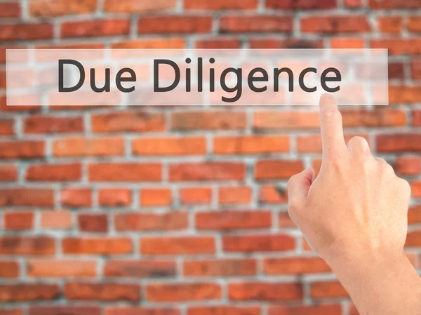 Due Diligence - Ручное нажатие кнопки на размытом фоне мошенничества — стоковое фото