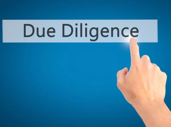 Diligence raisonnable - Appuyer à la main sur un bouton sur fond flou con — Photo