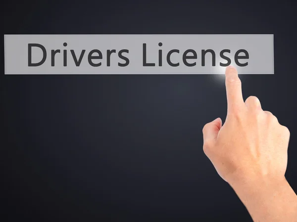 Licencia de conducir - Mano presionando un botón sobre fondo borroso c —  Fotos de Stock