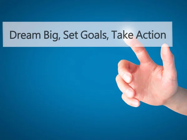 Dream Big Set Goals Take Action - Mano presionando un botón en el desenfoque — Foto de Stock