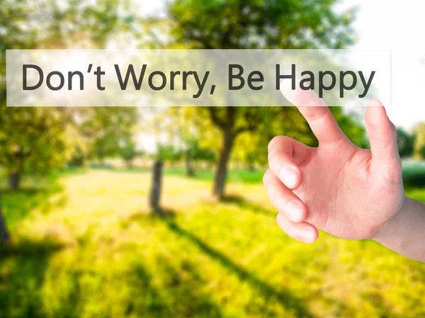 Don't Worry, Be Happy - Hand indrukken van een knop op wazig backgr — Stockfoto