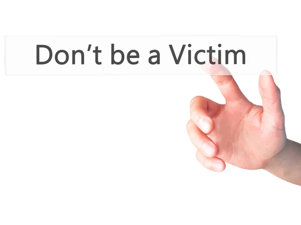 Non essere una vittima - Mano premendo un pulsante su sfondo sfocato — Foto Stock