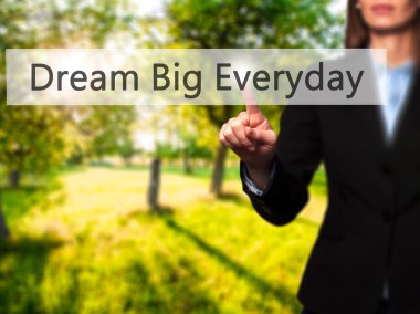 Dream Big Everyday - İş kadını el touch tuşuna basarak