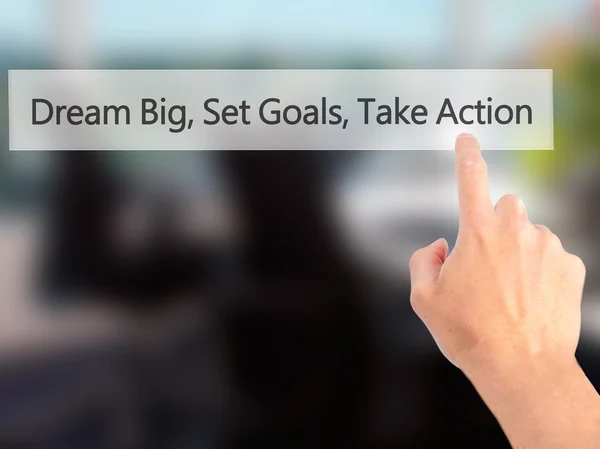 Dream Big Set Goals Take Action - Mano presionando un botón en el desenfoque — Foto de Stock