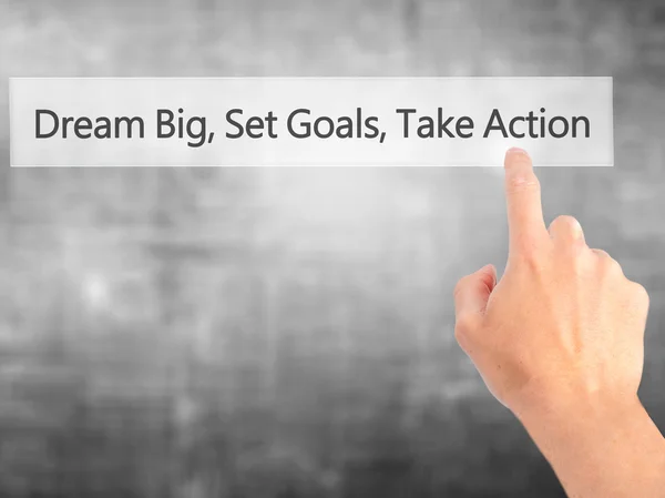 Dream Big Set Goals Take Action - Mano presionando un botón en el desenfoque — Foto de Stock