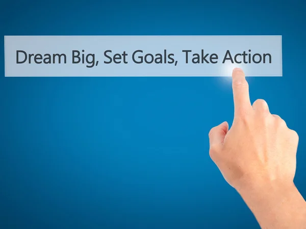 Dream Big Set Goals Take Action - Mano presionando un botón en el desenfoque — Foto de Stock