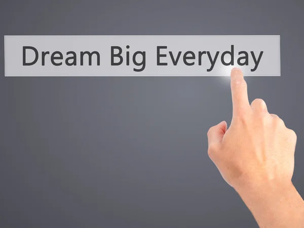 Dream Big Everyday - Mano presionando un botón en el fondo borroso — Foto de Stock