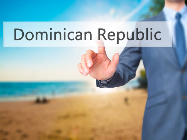 Доминиканская Республика - Бизнесмен нажимает кнопку на сенсорном дисплее
