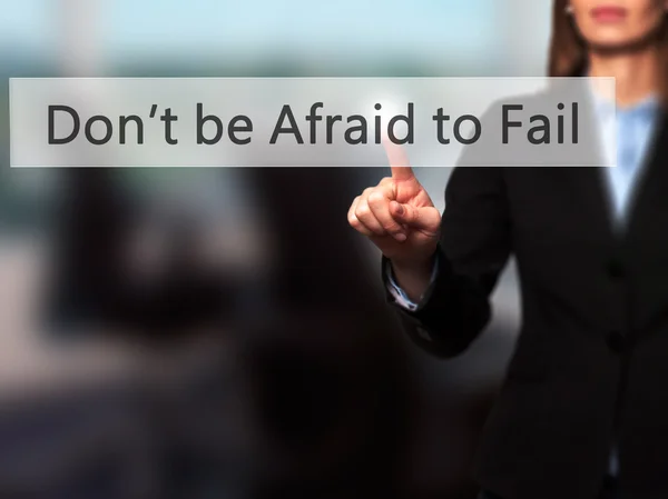 Non abbiate paura di fallire - Businesswoman mano premendo il pulsante su — Foto Stock