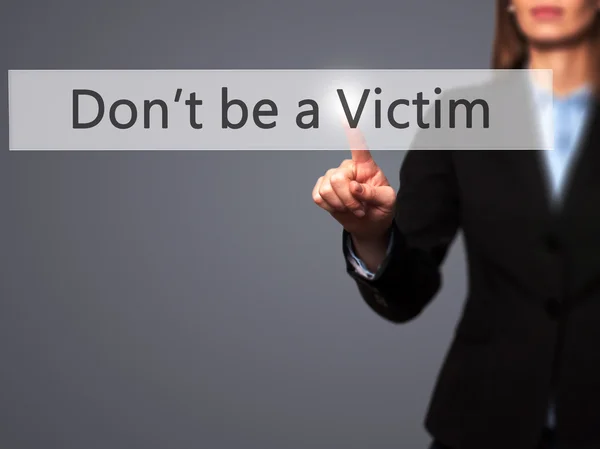不要成为受害者 - 女商人用手按触摸按钮 — 图库照片