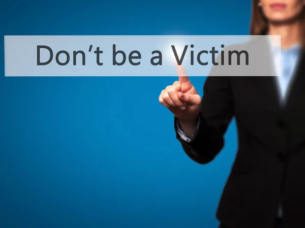 不要成为受害者 - 女商人用手按触摸按钮 — 图库照片