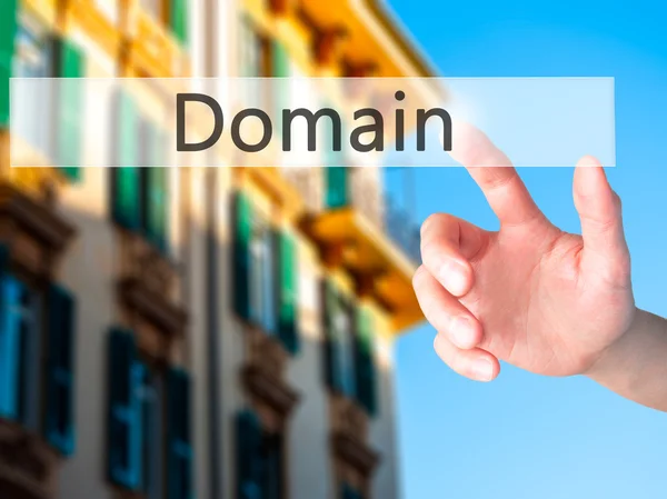 Domain-kéz megnyomásával egy gombot homályos háttér koncepció — Stock Fotó
